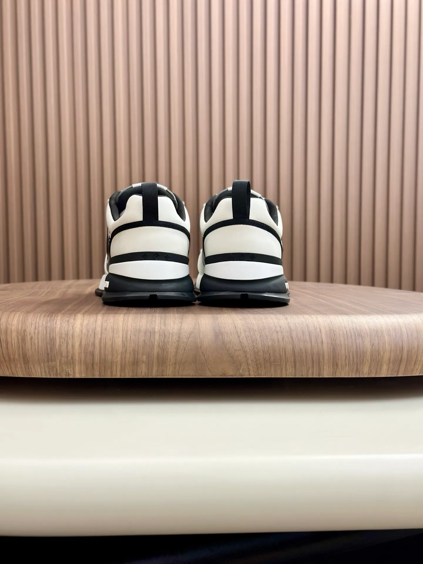 [L Family] Top P: 840💰 Size: 39-44 (38.45 can be customized) Lujia new color matching men's 🧍‍♂️trainer sneakers, this LV Trainer sneaker is made of soft grained calfskin, showing pure colors, the brand was born in 1854, the designer's handwritten brand logo is embellished on one side, virgil Designed by abloh himself, it is a very commemorative sneaker, the new LV Louis Vuitton trainer sneaker low casual sports culture versatile basketball shoes